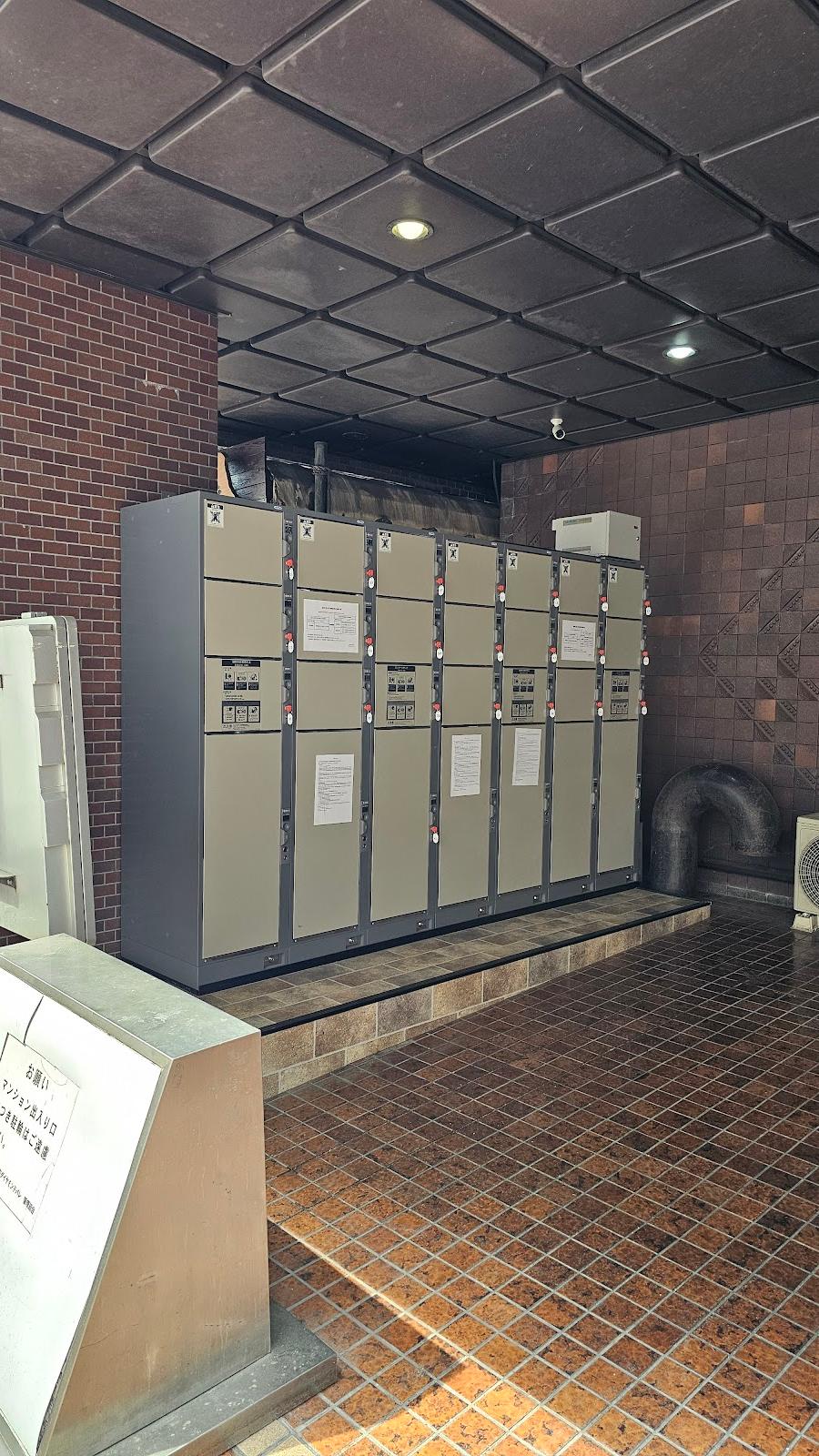 Higashi-shinjuku Station Lockers